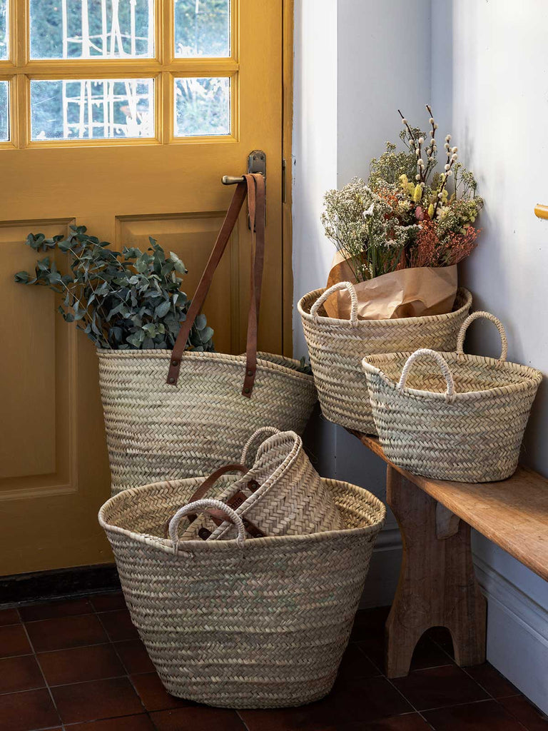 Market Baskets in different sizes on a wooden bench in a hallway