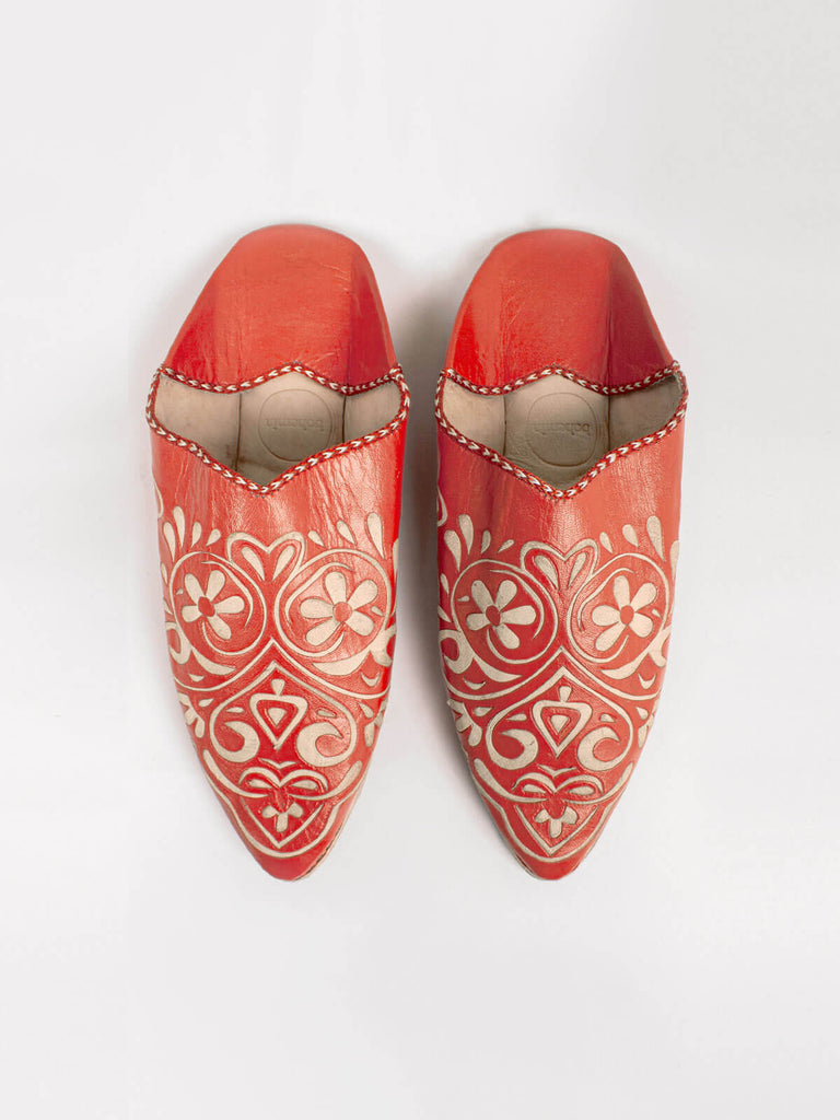 Moroccan pointed babouche slippers in orange leather with decorative heart 