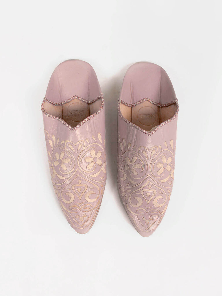 Decorative pointed babouche slippers in vintage pink skilfully handcrafted in Morocco