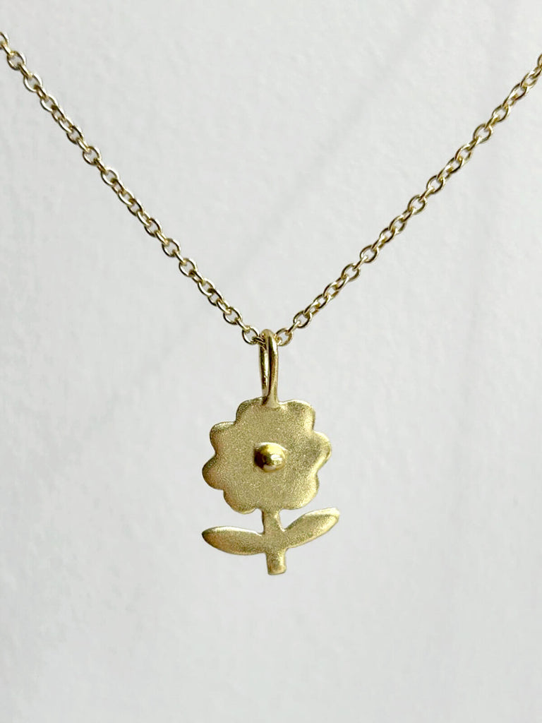 Wholesale minimalist gold necklace featuring a daisy flower pendant on fine gold chain