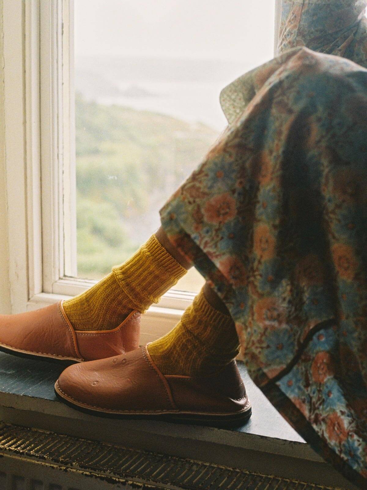 Unisex Moroccan leather berber babouche slippers in terracotta worn by a model